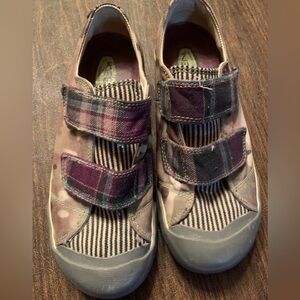 The cutest keen tennis shoes size 9